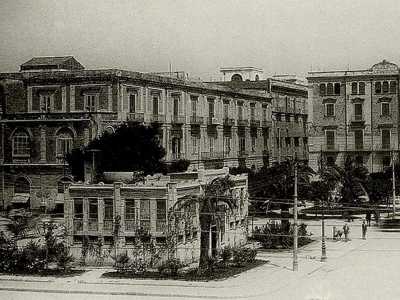 ...un palazzotto in stile liberty e ricco di finestre, inaugurato il 12 dicembre 1926. Una struttura che cadde in disuso grazie alla maggiore diffusione dei bagni nelle abitazioni private, fino alla sua demolizione avvenuta il 5 settembre del 1978